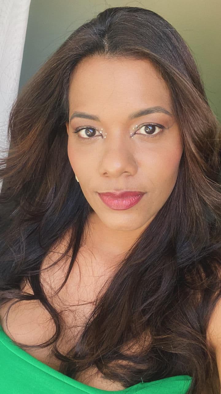 Rhaideline Calazans trabalhando em estratégias de marketing digital